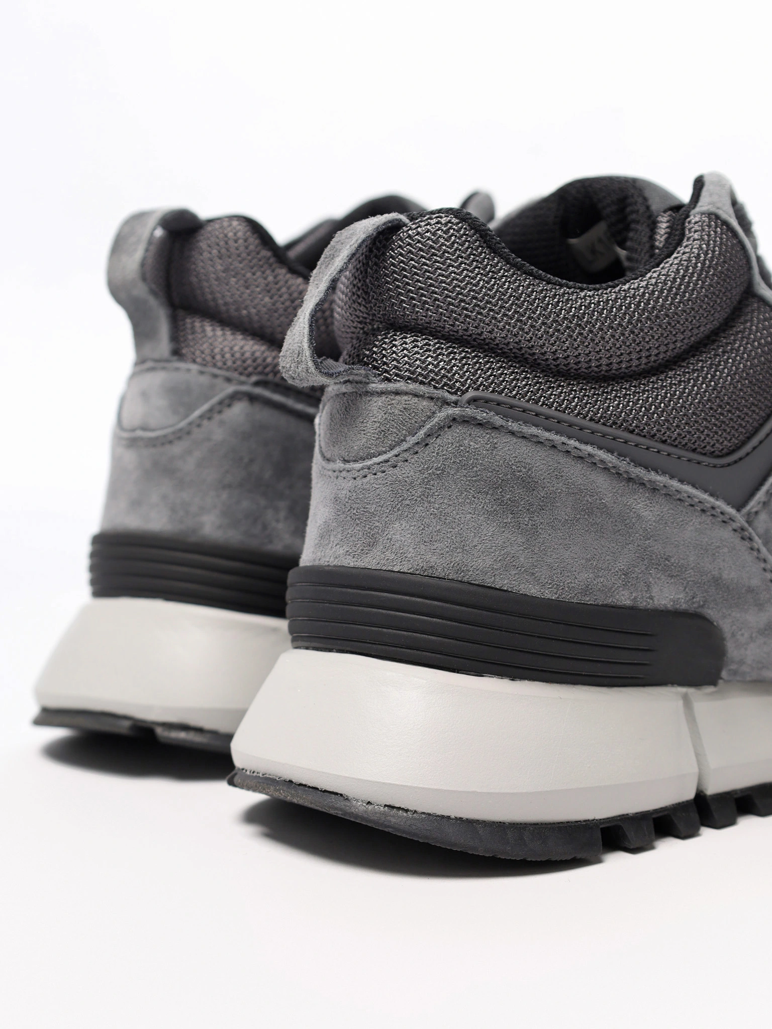 Кроссовки серого цвета комбинированные на рельефной подошве